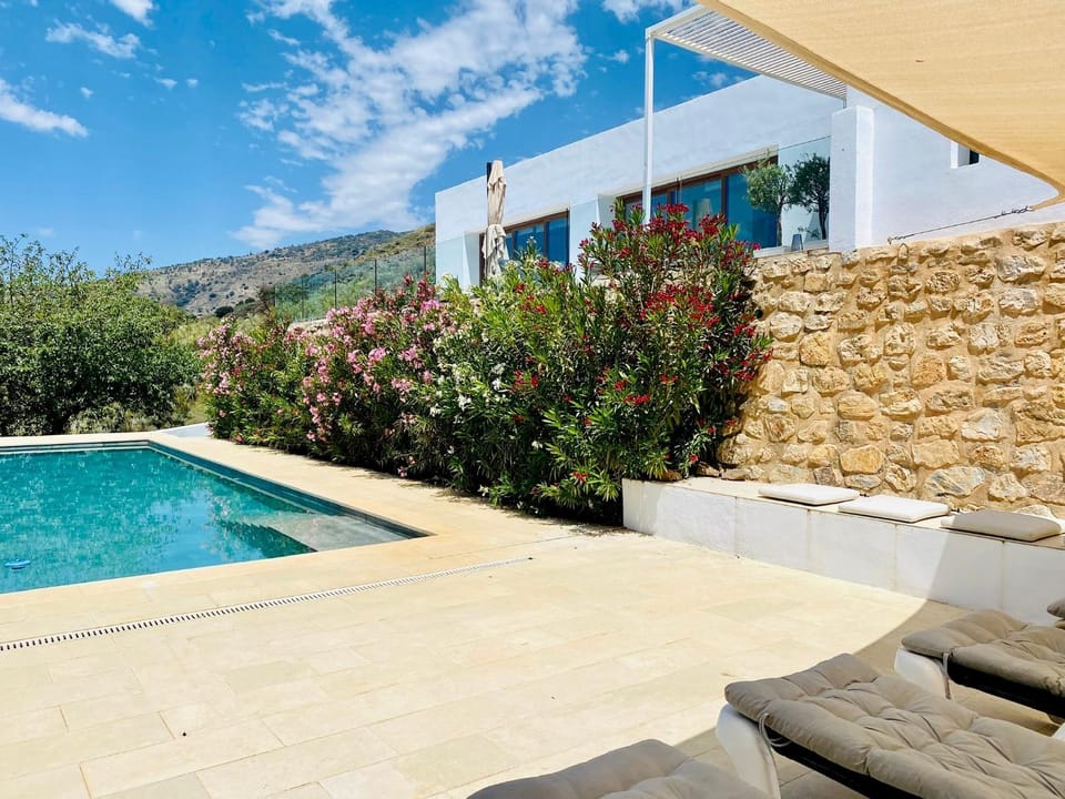 Property building, Patio, Garden, Garden view, Mountain view, Pool view, Swimming pool, sunbed