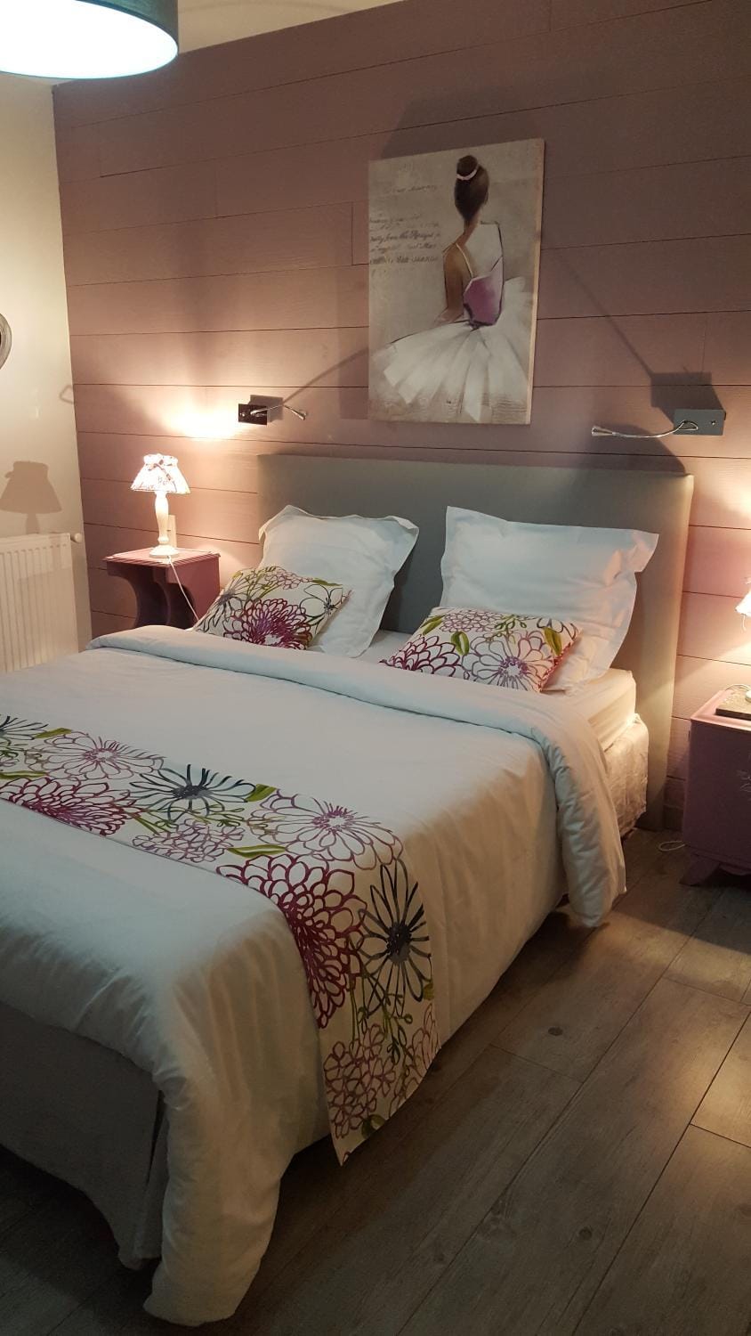 Bed, Photo of the whole room, Bedroom