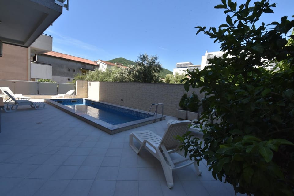 Swimming pool, Swimming pool