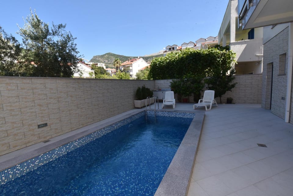 Swimming pool, Swimming pool