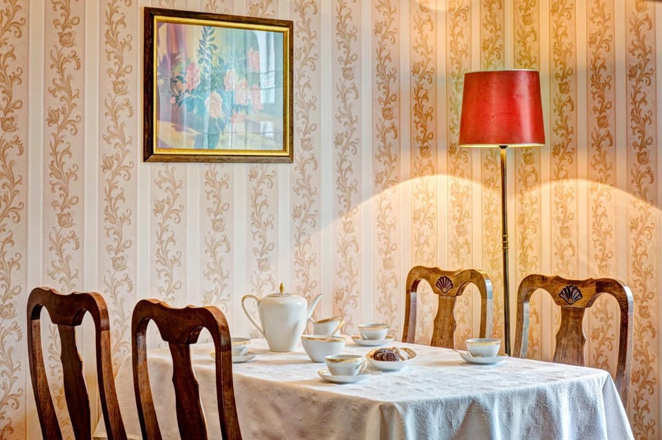 Kitchen or kitchenette, Decorative detail, Dining area, Food, kitchen