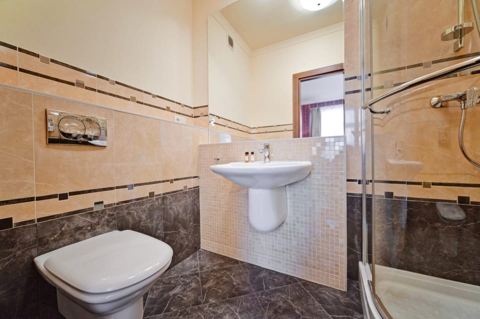 Shower, Toilet, Bathroom, heating, towels