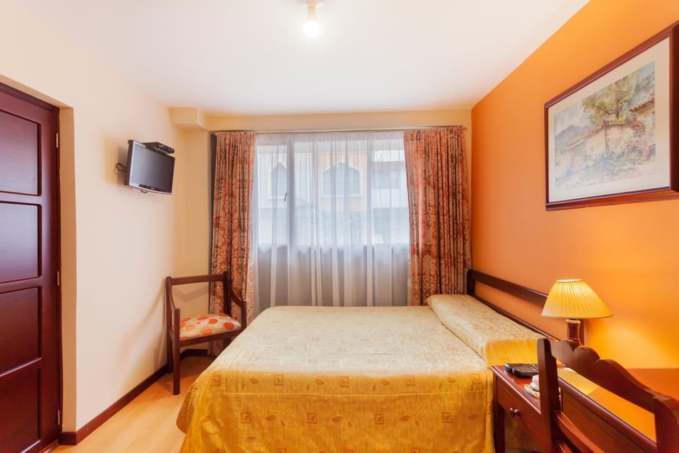 Bed, Photo of the whole room, Decorative detail, Floor plan, Bedroom, Street view