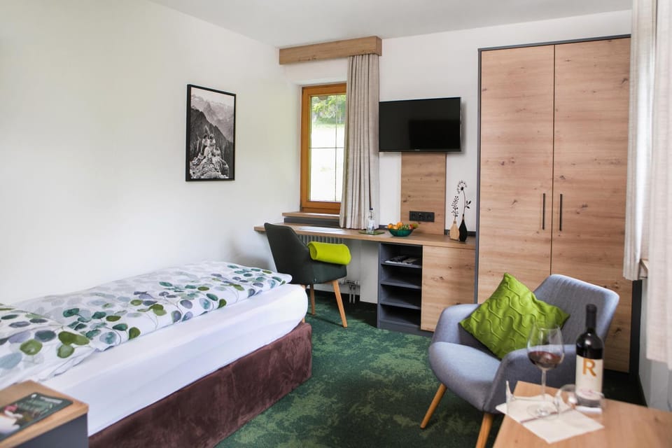 Bed, Photo of the whole room, Seating area