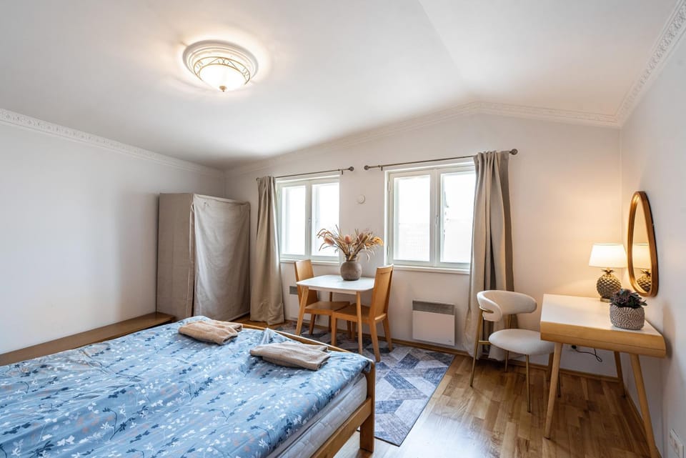 Bed, View (from property/room), Bedroom, City view, Landmark view, Location, cot, towels, towels