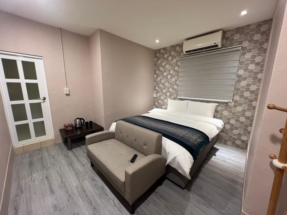 Bed, Photo of the whole room, Bedroom, air conditioner
