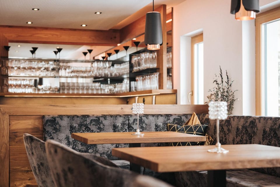 Restaurant/places to eat, Lounge or bar