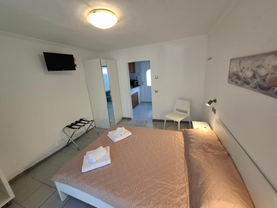 Bed, TV and multimedia, Photo of the whole room, Bedroom, towels