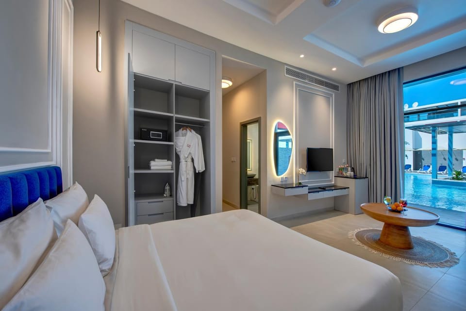 Bed, Photo of the whole room, Bedroom, Pool view, Swimming pool, towels