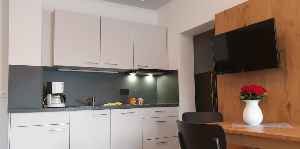 Coffee/tea facilities, Kitchen or kitchenette, Dining area