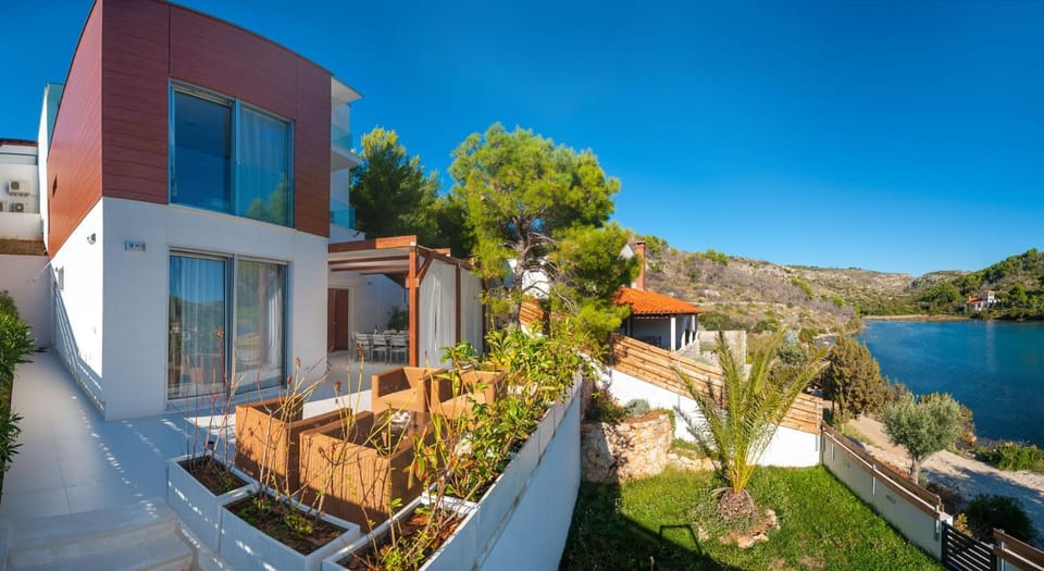 Property building, Patio, Day, Natural landscape, Garden, Balcony/Terrace, Sea view