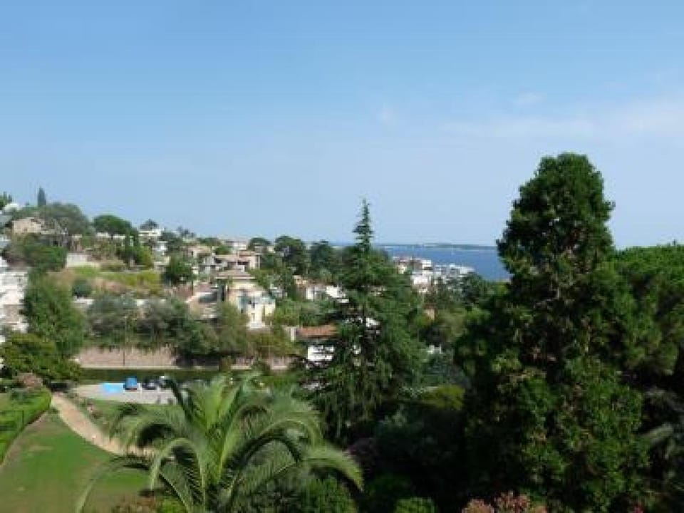 Two Bed apartment in a gated residence with gardens in Cannes with sea views 865 Apartment in Cannes