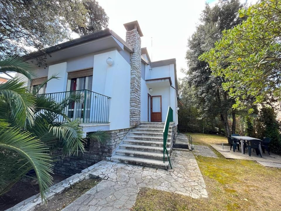 Property building, Facade/entrance, Dining area
