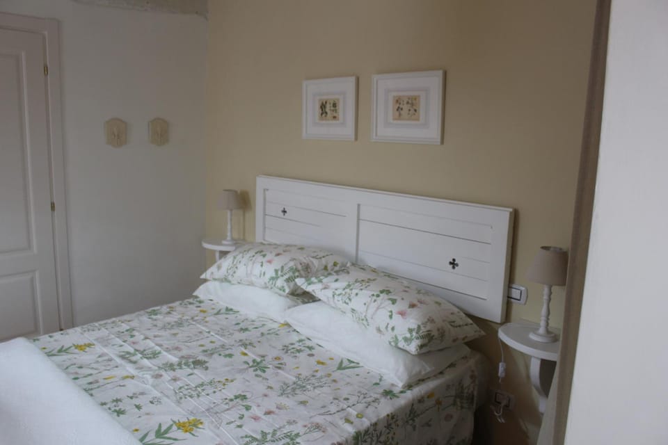 Bed, Photo of the whole room, Decorative detail