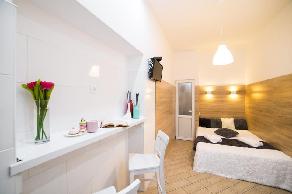 Bed, Seating area, Dining area