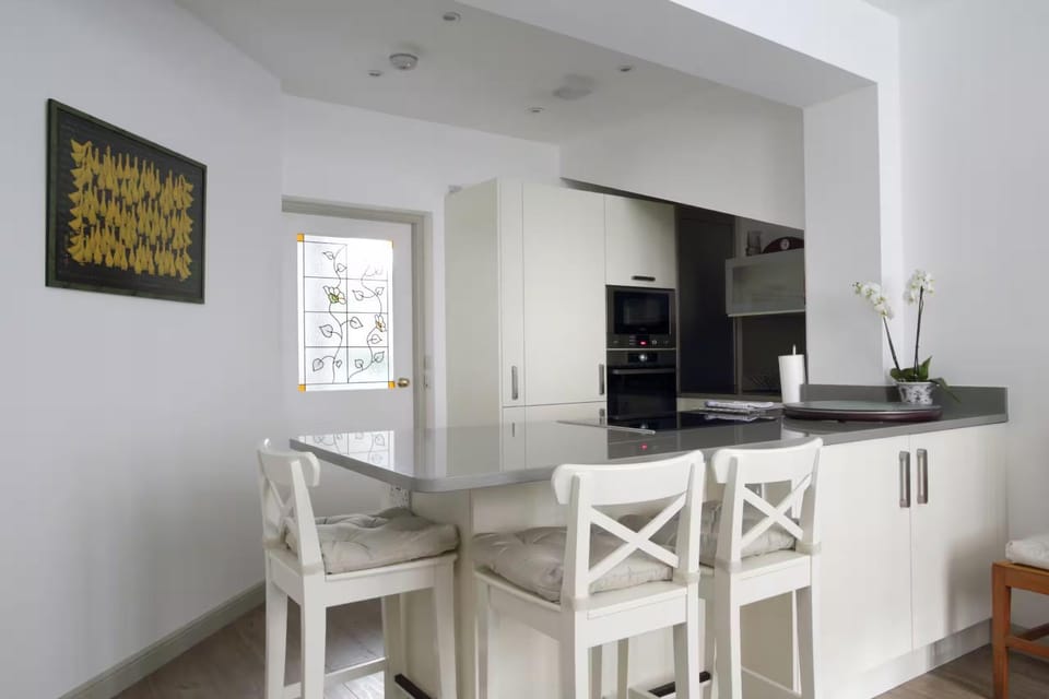 Quiet Ground Floor Mews Flat and parking Apartment in Edinburgh