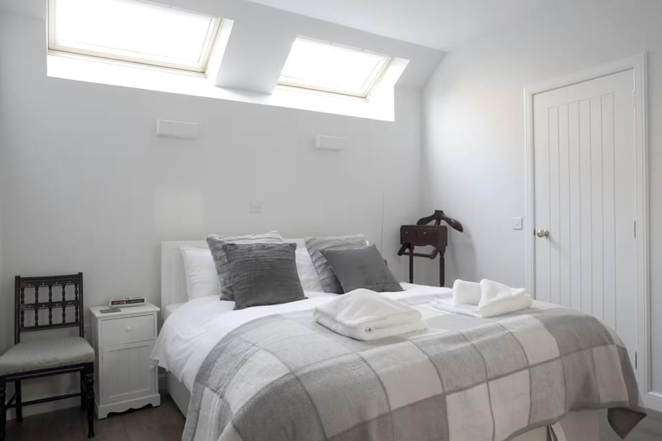 Quiet Ground Floor Mews Flat and parking Apartment in Edinburgh