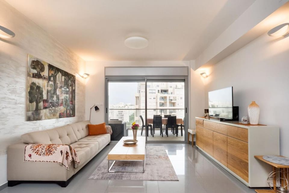 Mamad Urban Gem with Outdoor Lounge Apartment in Tel Aviv-Yafo