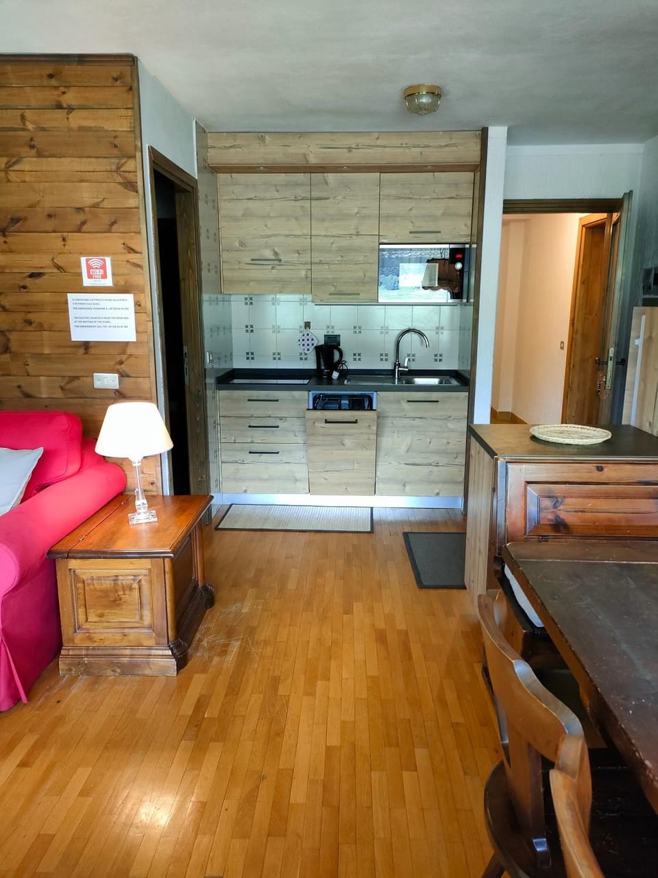 Kitchen or kitchenette, Dining area, minibar, stove