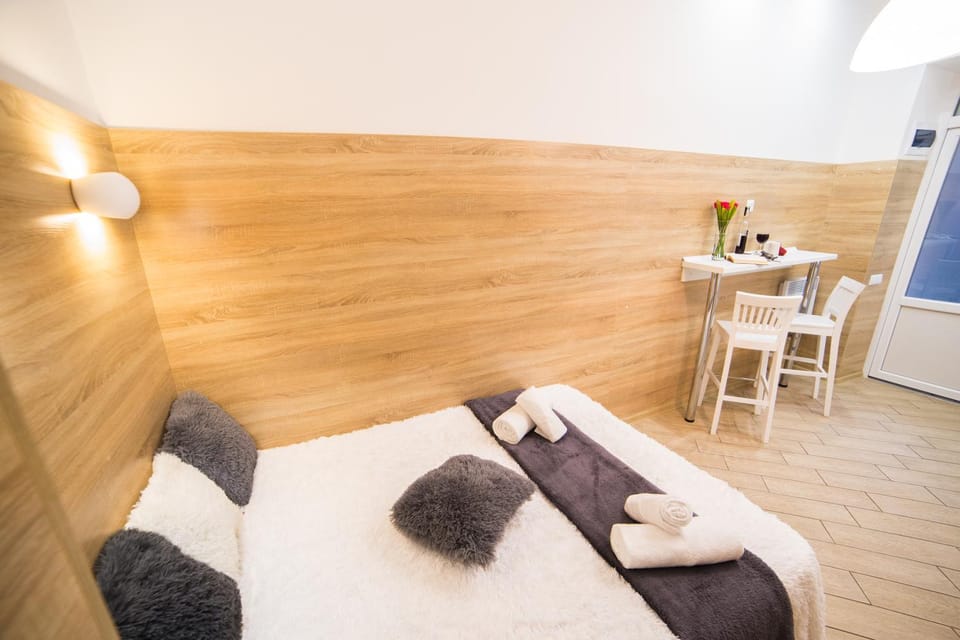 Bed, Seating area
