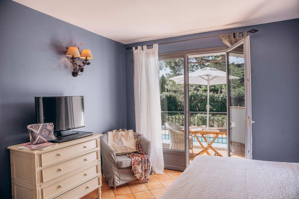 Bed, TV and multimedia, View (from property/room), Balcony/Terrace, Photo of the whole room, Bedroom