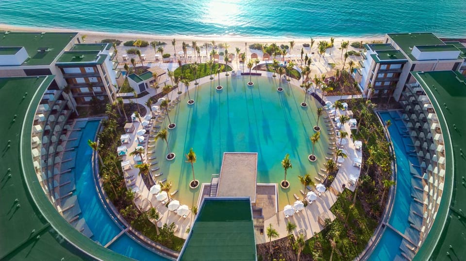 Property building, Day, Natural landscape, Bird's eye view, Beach, Pool view, Sea view, Area and facilities, Swimming pool