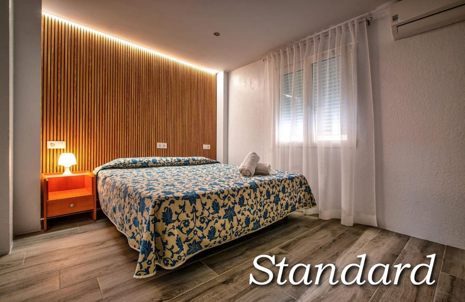 Bed, Photo of the whole room, Decorative detail, Decorative detail, Bedroom, air conditioner