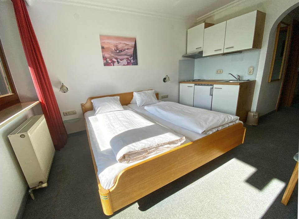 Bed, Coffee/tea facilities, Kitchen or kitchenette, Photo of the whole room, Bedroom