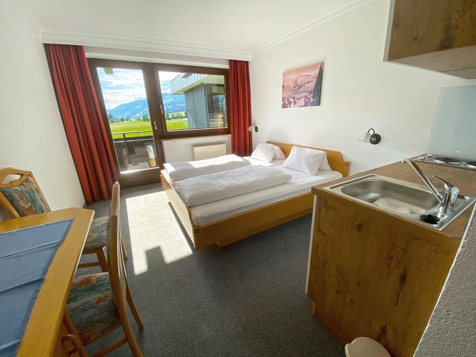 Bed, Coffee/tea facilities, Balcony/Terrace, Kitchen or kitchenette, Photo of the whole room, Dining area, Bedroom, Mountain view