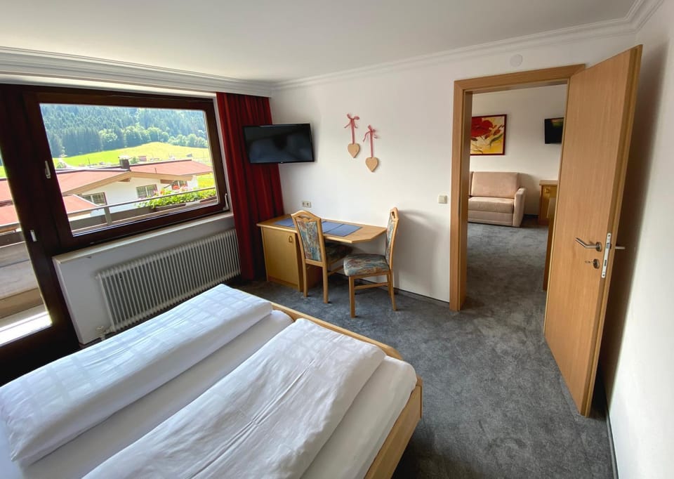 Bed, Day, Summer, TV and multimedia, Photo of the whole room, Bedroom, Mountain view