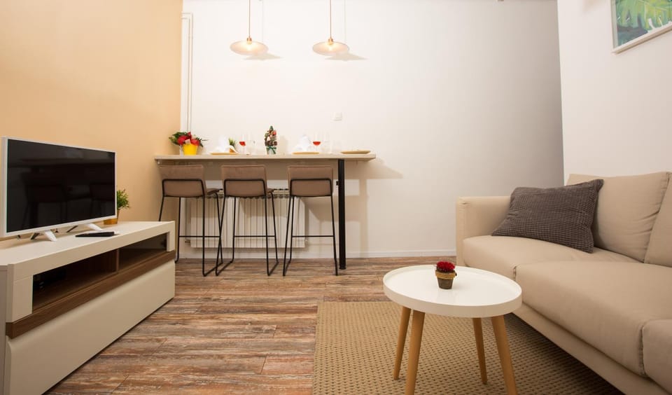 TV and multimedia, Living room, Seating area, Dining area