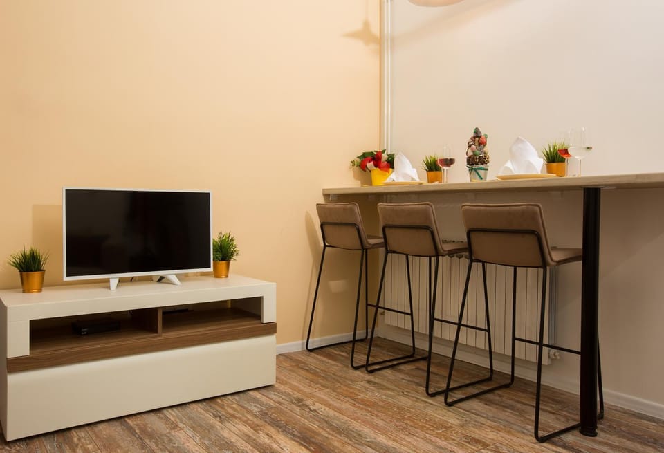 TV and multimedia, Living room, Seating area, Dining area