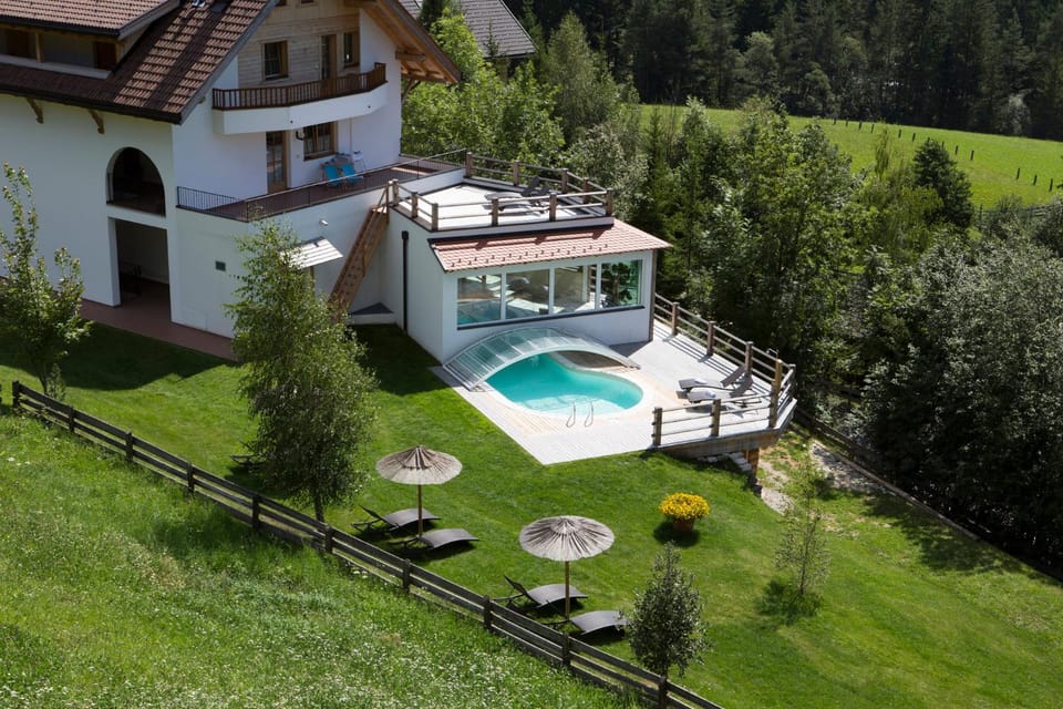 Day, Pool view