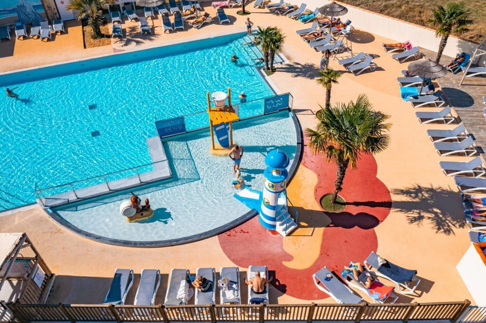 Swimming pool, sunbed