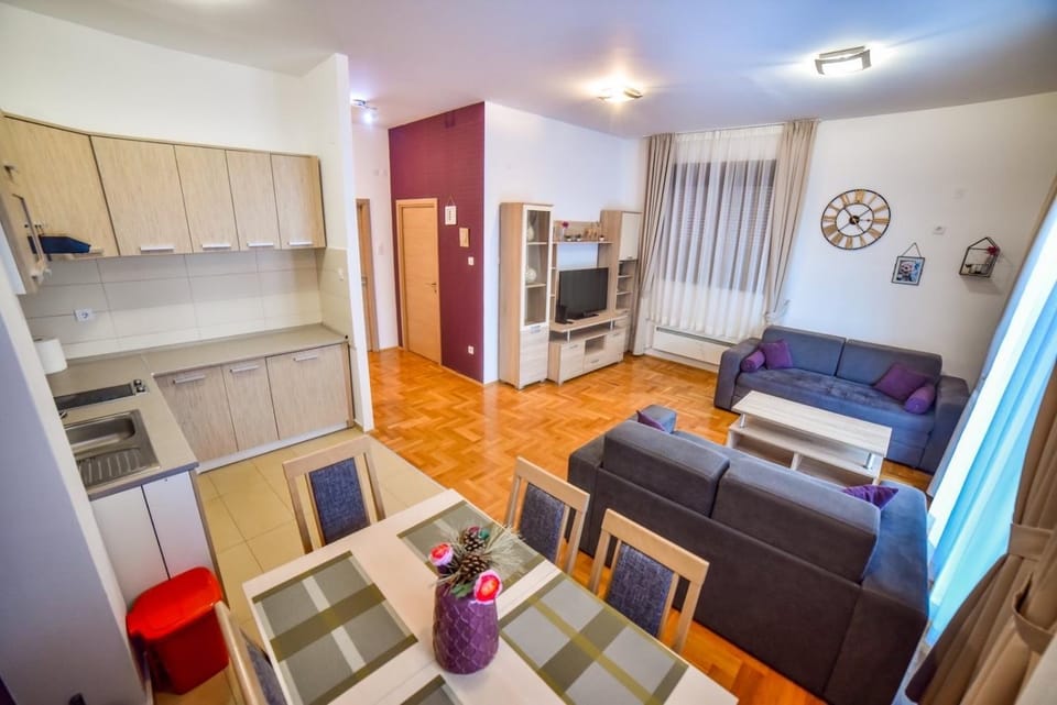 TV and multimedia, Kitchen or kitchenette, Living room, Seating area, Dining area, wardrobe