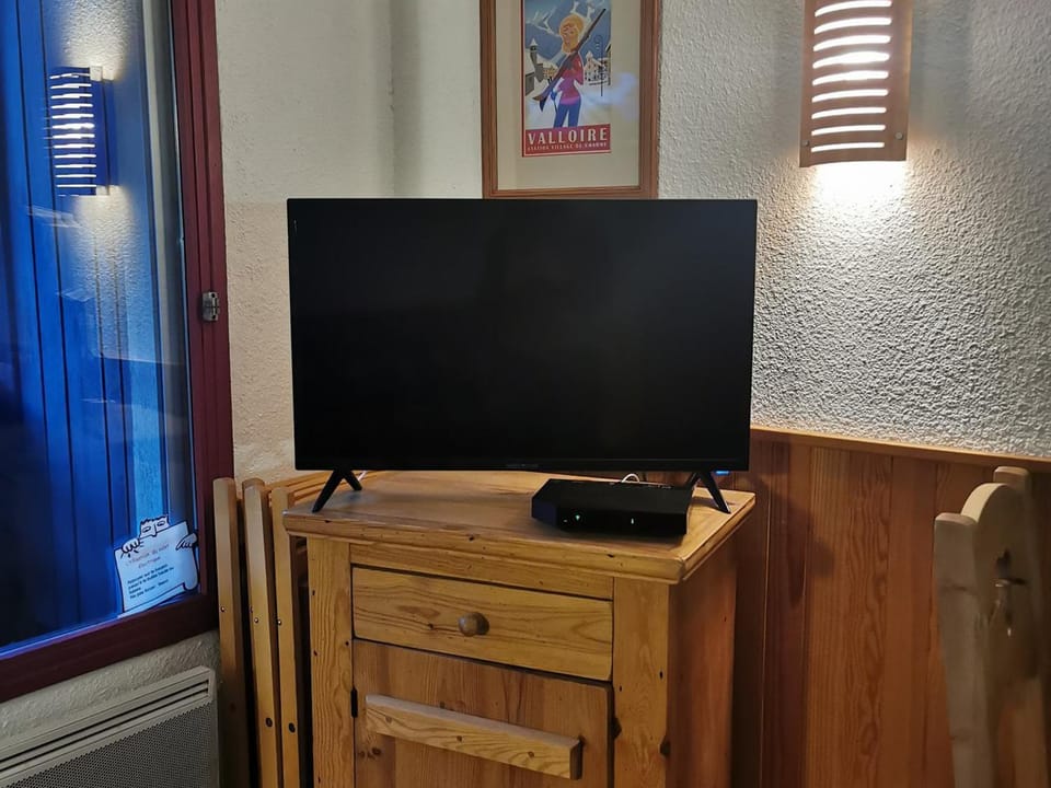 Studio 2 cabines pour 4 pers, terrasse Ouest - FR-1-263-163 Cabin in Auvergne-Rhône-Alpes