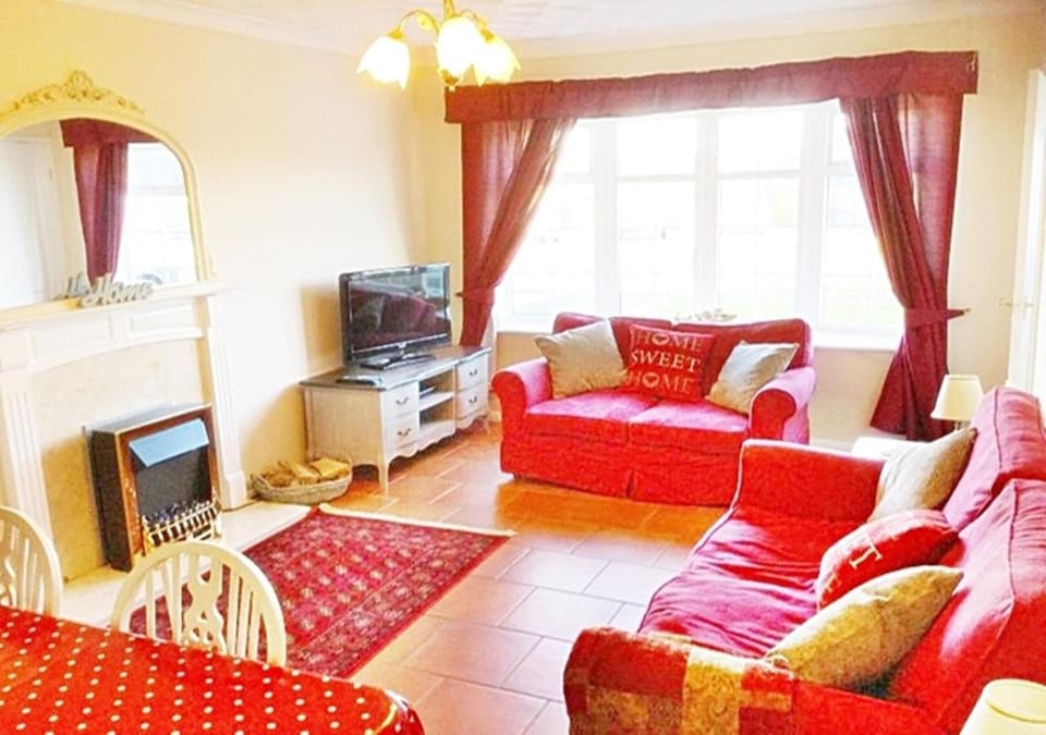 TV and multimedia, Living room, Seating area, Dining area, Area and facilities, Entertainment