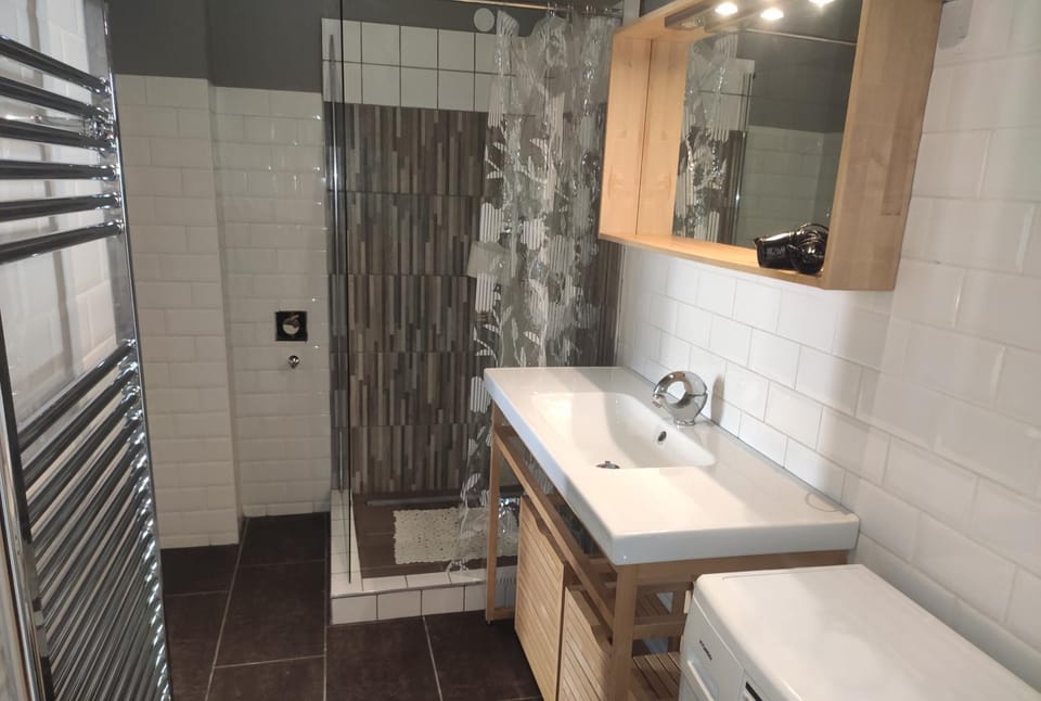 Shower, Bathroom, towels
