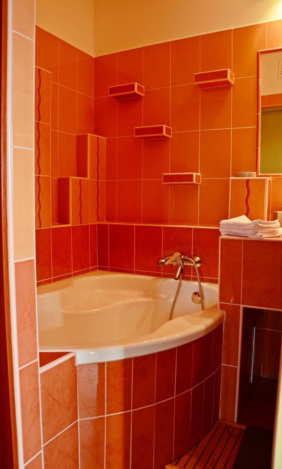 Bathroom, Photo of the whole room, Decorative detail, Family
