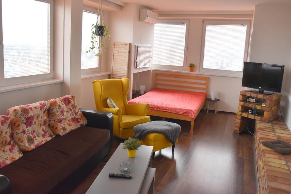 Bed, TV and multimedia, Living room, Seating area