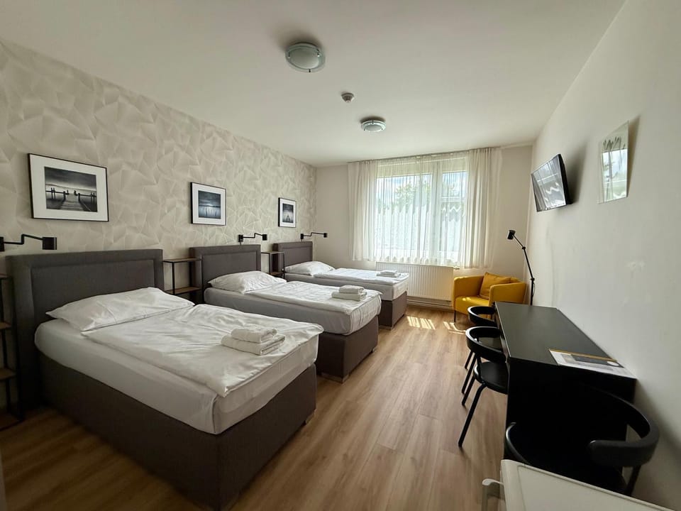 Bed, TV and multimedia, Seating area, Area and facilities, wardrobe