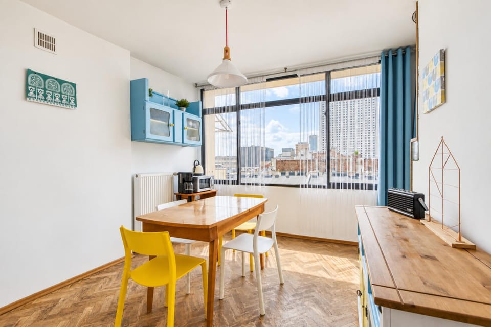 Coffee/tea facilities, Dining area, City view