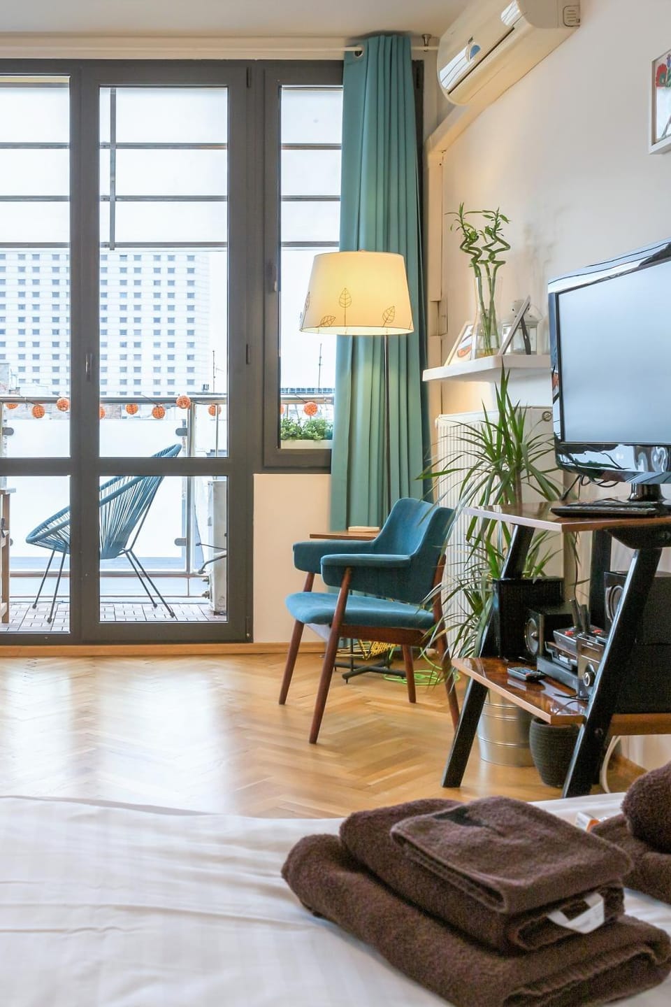 Bed, TV and multimedia, View (from property/room), Living room, Photo of the whole room, Seating area, Bedroom, City view, hair dresser