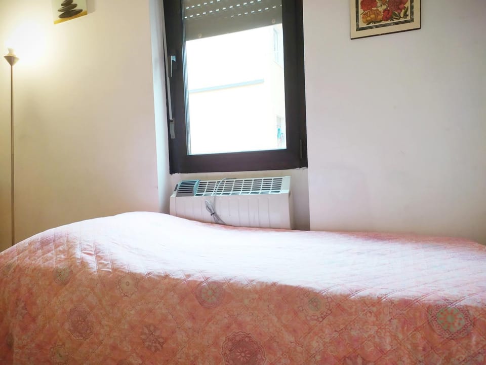 Bed, Living room
