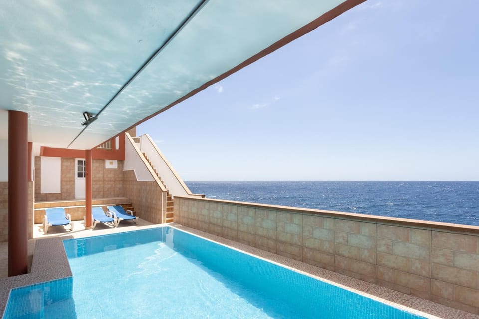 View (from property/room), Balcony/Terrace, Sea view, Swimming pool, sunbed