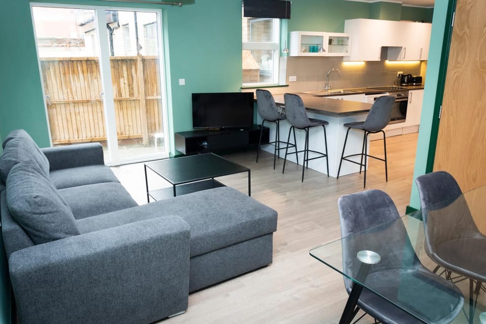 Kitchen or kitchenette, Living room, Seating area, Dining area