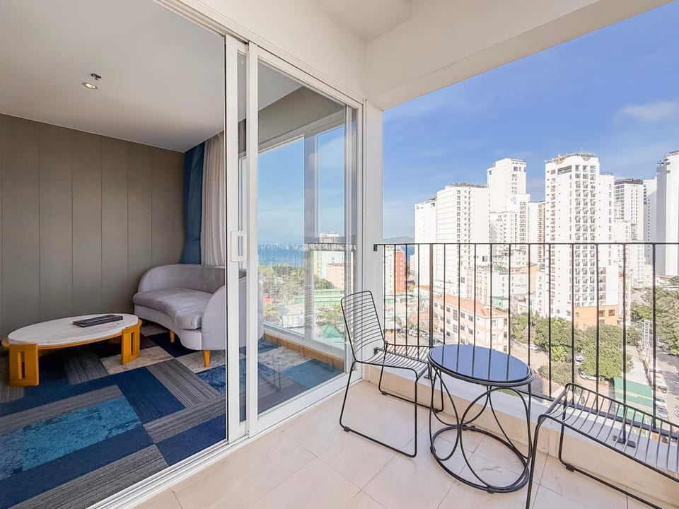 Restaurant/places to eat, Day, View (from property/room), Balcony/Terrace, Living room, Seating area, Swimming pool, Breakfast