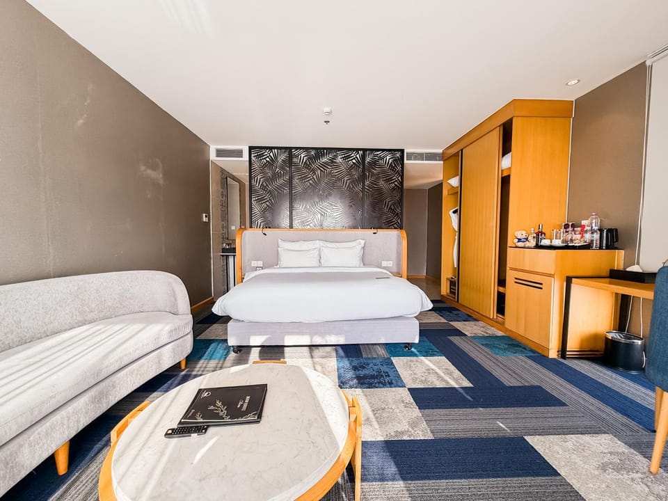 Restaurant/places to eat, Bed, Coffee/tea facilities, Living room, Photo of the whole room, Seating area, Dining area, Bedroom, Swimming pool, Breakfast, minibar, wardrobe