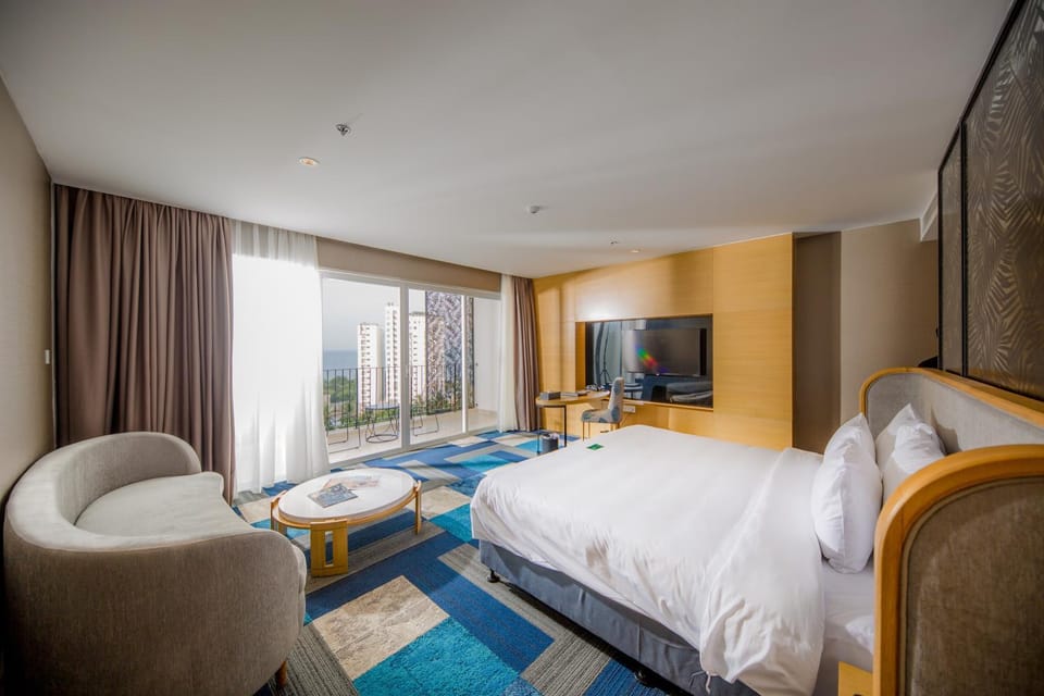 Restaurant/places to eat, Bed, TV and multimedia, Photo of the whole room, Seating area, Bedroom, Swimming pool, Breakfast