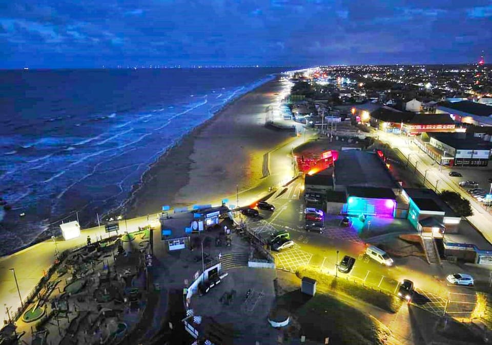 Nearby landmark, Night, Neighbourhood, Bird's eye view, Beach, Evening entertainment, Area and facilities, Shopping Area, Location